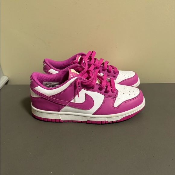 Youth Nike Dunks Size 5Y Fuchsia - Picture 1 of 8